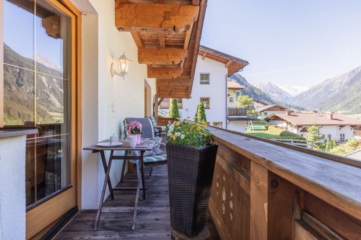 Offene Küche und Wohnbereich in einem modernen Apartment, hell und einladend, mit modernen Möbeln und stilvollen Akzenten.