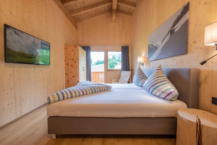 Double room with bed and TV and access to the balcony