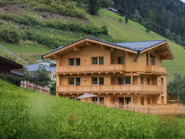 Offene Küche und Wohnbereich in einem modernen Apartment, hell und einladend, mit modernen Möbeln und stilvollen Akzenten.