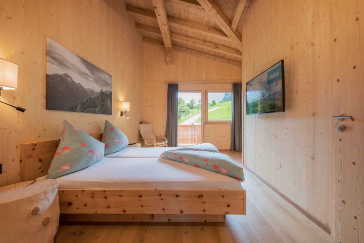 Double room with bed and TV and access to the balcony