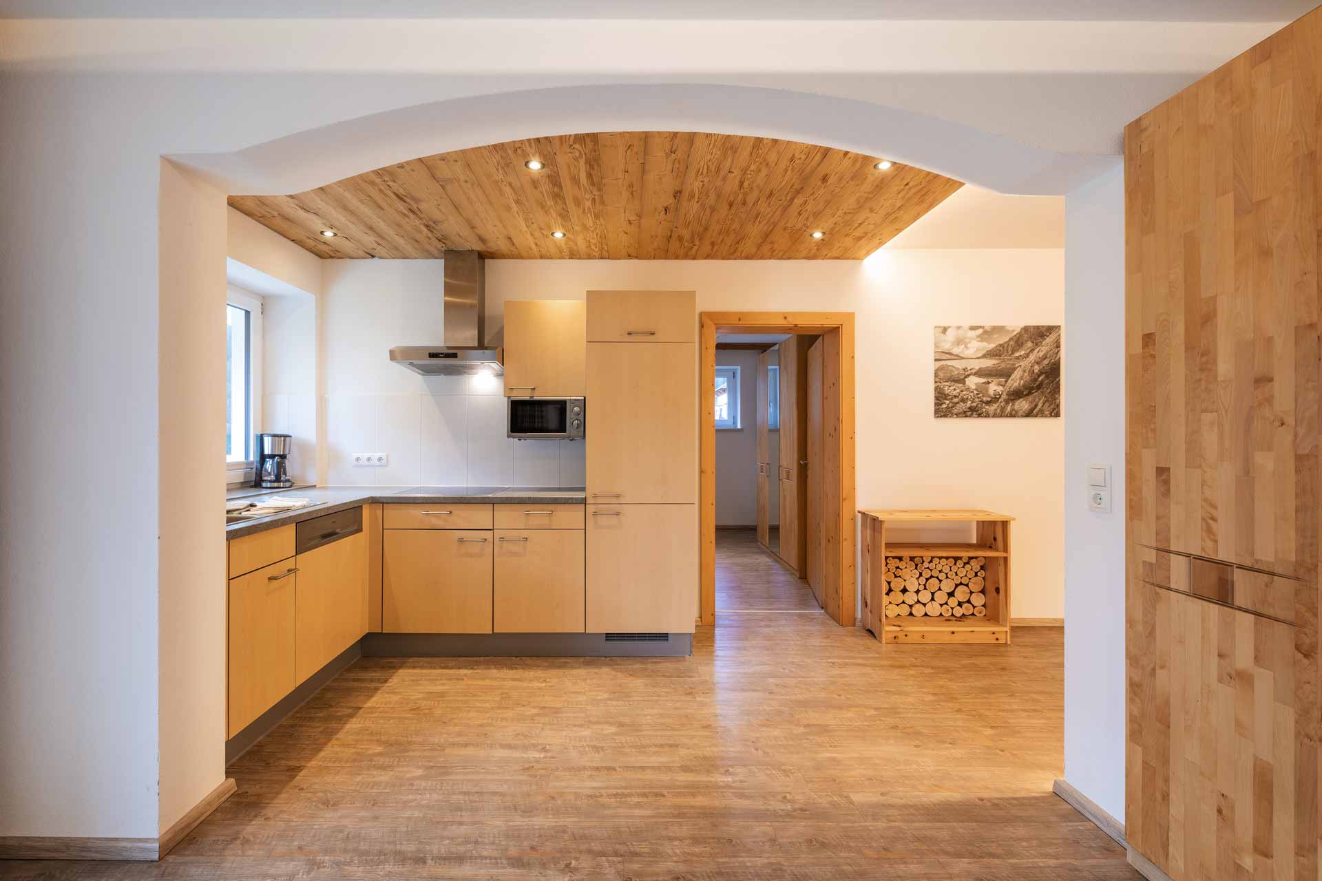 Ferienwohnung Gletscherglühen: Wohnzimmer in Ferienwohnung Gletscherglühen mit warmen Holzverkleidungen und komfortablem Sofa. Unterkunft im Stubaital, Tirol.