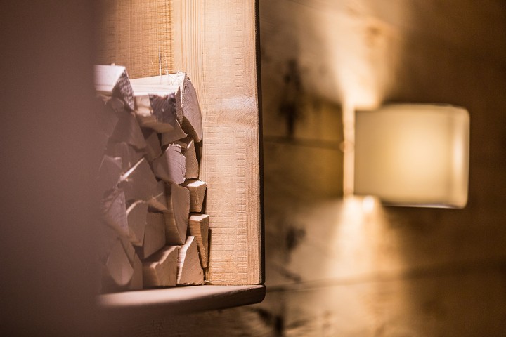 Eine Couch mit einem Tisch und einer Flasche Wein, die eine gemütliche Atmosphäre für Entspannung und Geselligkeit schafft.