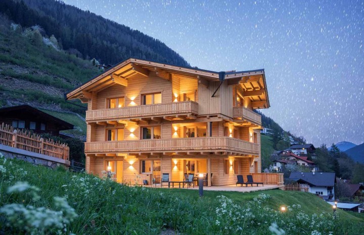Haus Alpenprinzessin at night from the outside. Lights illuminate the house in the mountains