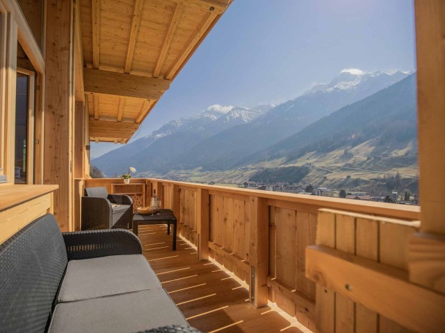 Offene Küche und Wohnbereich in einem modernen Apartment, hell und einladend, mit modernen Möbeln und stilvollen Akzenten.