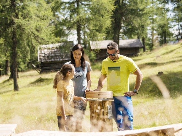 Offene Küche und Wohnbereich in einem modernen Apartment, hell und einladend, mit modernen Möbeln und stilvollen Akzenten.