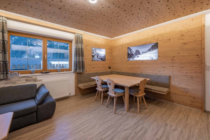 Offene Küche und Wohnbereich in einem modernen Apartment, hell und einladend, mit modernen Möbeln und stilvollen Akzenten.