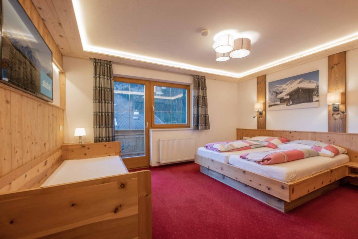 Cozy room with two beds and access to the balcony, ideal for relaxing and unwinding.