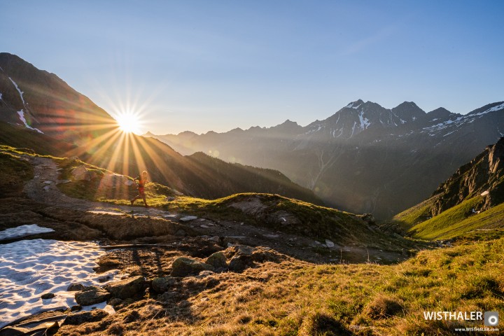 Idyllische Berghütte im Stubaital, Tirol. 3 Wanderer im auf einem Weg.. 