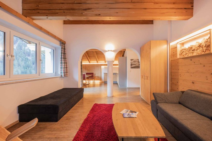 Gemütliche Küche und Wohnzimmer in einem Ski-Chalet, das eine warme Atmosphäre für Winterurlaube bietet.
