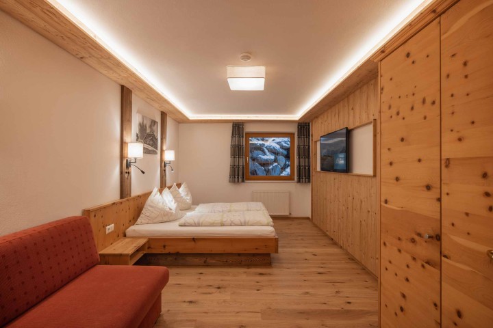 Gemütlicher Raum mit einem Bett und einer Couch, ideal zum Entspannen und Ausruhen.