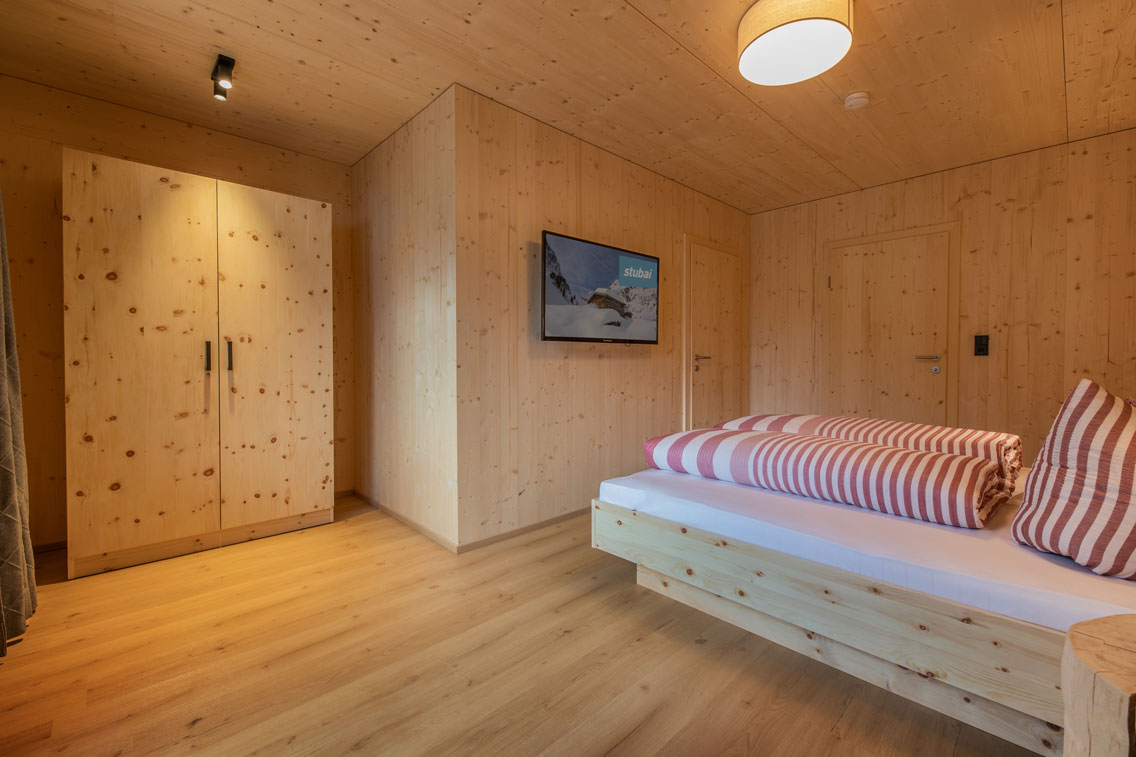 Gemütliches Wohnzimmer mit einem Sofa, einem Tisch und einer Flasche Wein, ideal für entspannte Abende.