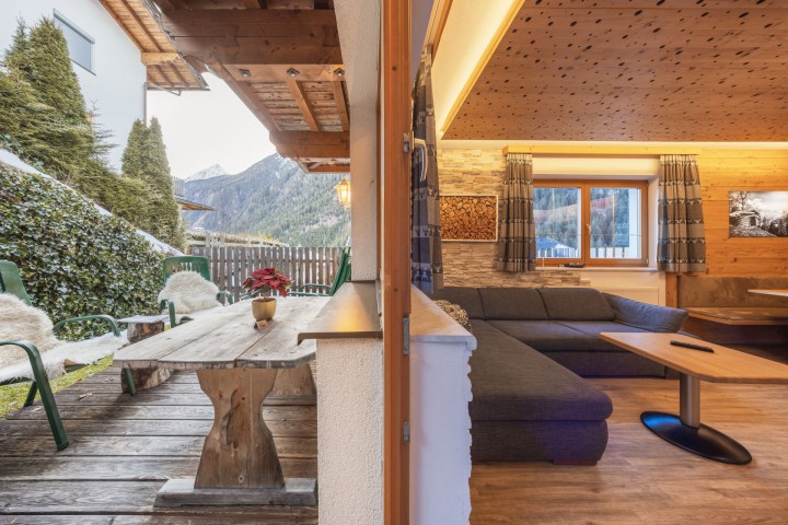 Aussicht auf Berge und Wald mit wolkigem Himmel