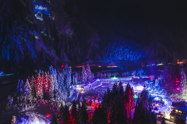 Piste mit Skifahrern und Liftanlage bei Sonnenschein und bestem Schnee