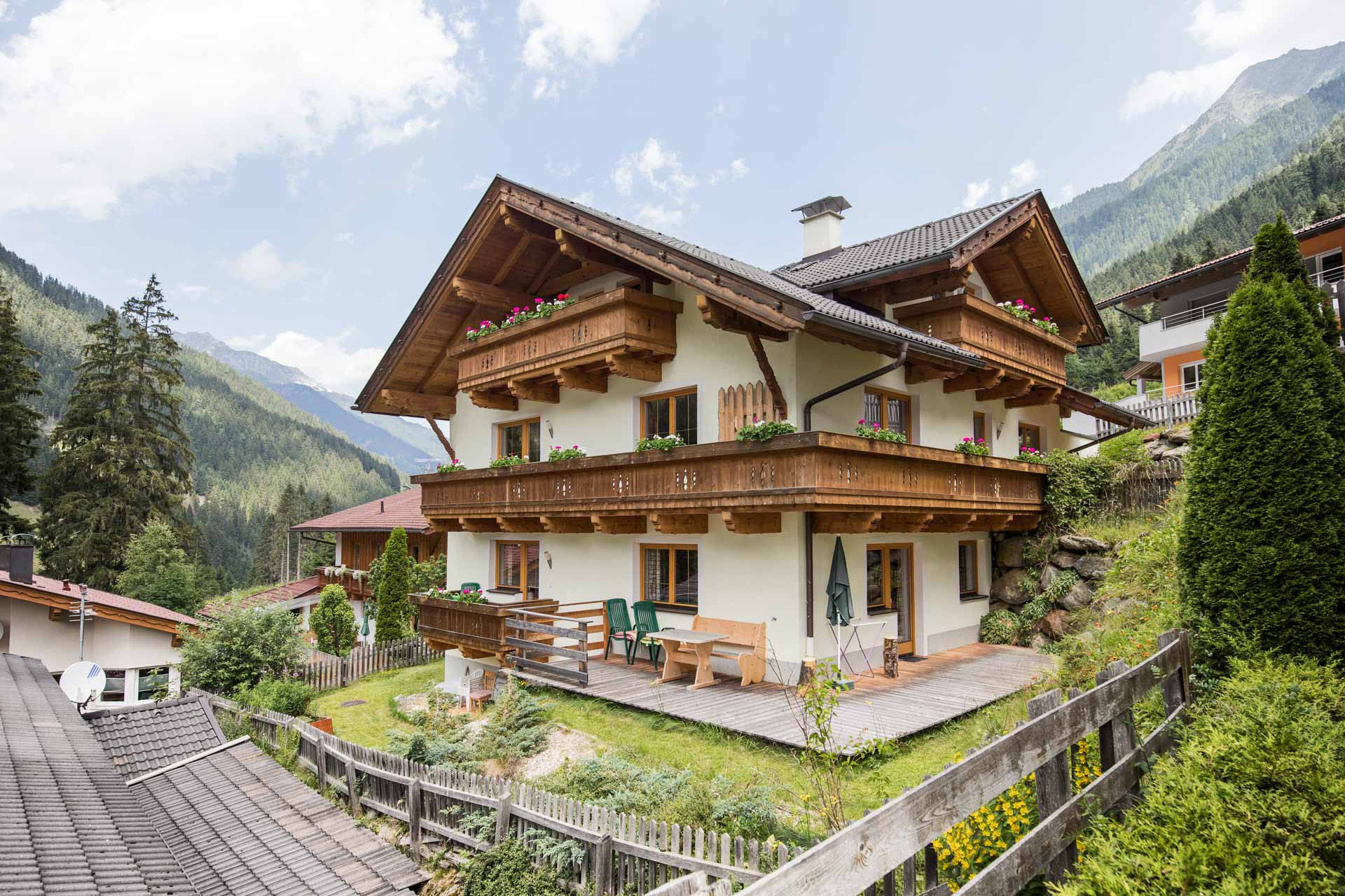 Haus Alpenkönigin: Holiday apartments in Neustift, Stubaital Haus Alpenkönigin: Holiday apartments in a picturesque house in the mountains with a balcony and a breathtaking view of nature.