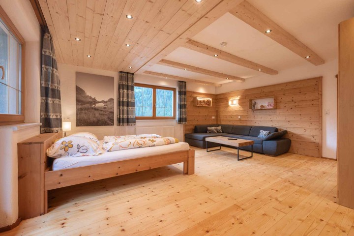 Offene Küche und Wohnbereich in einem modernen Apartment, hell und einladend, mit modernen Möbeln und stilvollen Akzenten.