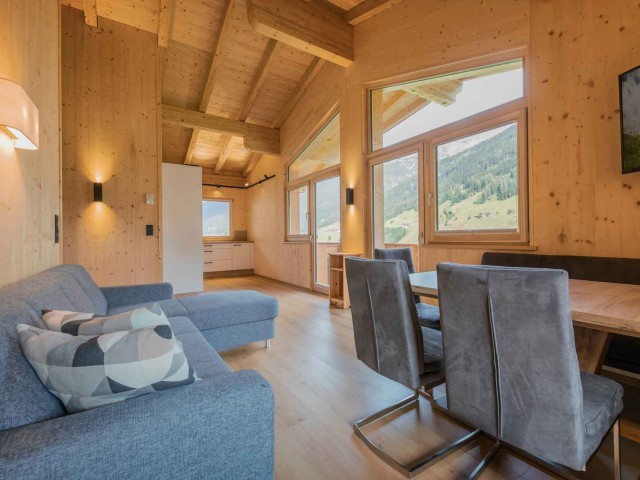 Offene Küche und Wohnbereich in einem modernen Apartment, hell und einladend, mit modernen Möbeln und stilvollen Akzenten.