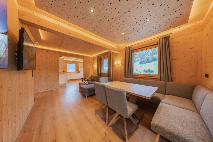 Offene Küche und Wohnbereich in einem modernen Apartment, hell und einladend, mit modernen Möbeln und stilvollen Akzenten.