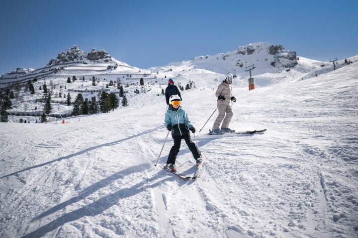 Skifahrer auf bester Piste und Sonnenschein